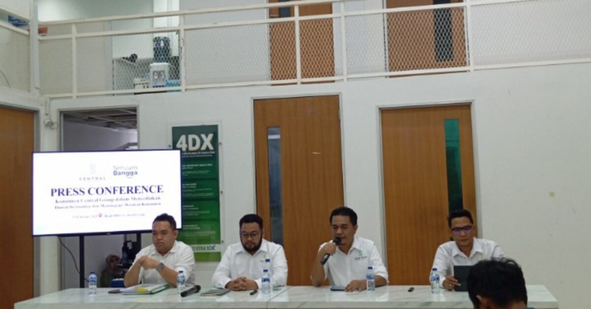 Pimpinan proyek Central Group Batam saat memberikan keterangan mengenai video viral kondisi bangunan di Central Batuaji, Kota Batam, Selasa (25/2/2025). Foto:Rega/matapedia
