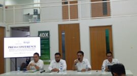 Pimpinan proyek Central Group Batam saat memberikan keterangan mengenai video viral kondisi bangunan di Central Batuaji, Kota Batam, Selasa (25/2/2025). Foto:Rega/matapedia
