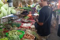 Jurnalis wawancara dengan pedang di Pasar Fanindo Batu Aji, Batam, Jumat (28/2). Foto:Rega/matapedia