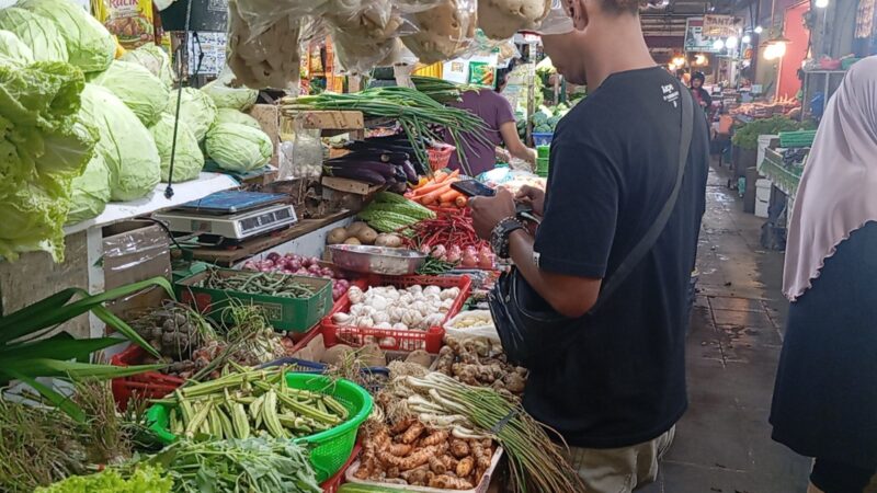 Jurnalis wawancara dengan pedang di Pasar Fanindo Batu Aji, Batam, Jumat (28/2). Foto:Rega/matapedia