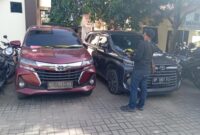 Dua unit mobil Avanza yang diamankan Polsek Bengkong sebagai barang bukti pencurian rumah mewah di Batam, Jumat (28/2/2025). Matapedia6.com/ Luci