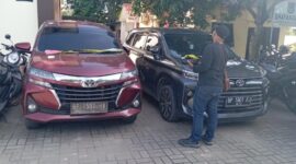 Dua unit mobil Avanza yang diamankan Polsek Bengkong sebagai barang bukti pencurian rumah mewah di Batam, Jumat (28/2/2025). Matapedia6.com/ Luci