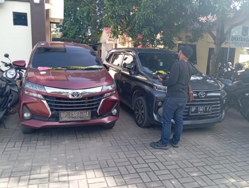 Dua unit mobil Avanza yang diamankan Polsek Bengkong sebagai barang bukti pencurian rumah mewah di Batam, Jumat (28/2/2025). Matapedia6.com/ Luci