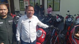 Kanit Reskrim Polsek Bengkong menunjukkan 18 unit motor disita dari pelaku, Kamis (27/2). Foto:Rega/matapedia