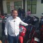 Kanit Reskrim Polsek Bengkong menunjukkan 18 unit motor disita dari pelaku, Kamis (27/2). Foto:Rega/matapedia