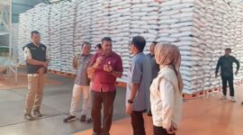 Tim satgas pangan Kota Batam saat melakukan sidak ke gudang Bulog Kota Batam, pastikan ketersediaan beras selama ramadan, Kamis (27/2/2025). Matapedia6.com/ Luci