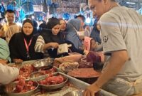 Lapak penjualan daging sapi es di pasar Tos 300 Jodoh Kota Batam di serbu pembeli jelang ramadan, Kamis (27/2/2025). Matapedia6.com/Luci