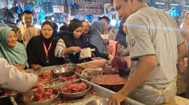 Lapak penjualan daging sapi es di pasar Tos 300 Jodoh Kota Batam di serbu pembeli jelang ramadan, Kamis (27/2/2025). Matapedia6.com/Luci