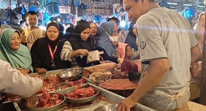 Lapak penjualan daging sapi es di pasar Tos 300 Jodoh Kota Batam di serbu pembeli jelang ramadan, Kamis (27/2/2025). Matapedia6.com/Luci