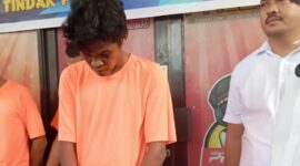 Satu pelaku perampasan gelang emas milik pengendara motor di Bengkong saat dihadirkan kehadapan media, sementara satu orang lainnya masih Buron, Kamis (27/2/2025). Matapedia6.com/ Luci
