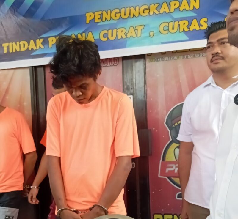 Satu pelaku perampasan gelang emas milik pengendara motor di Bengkong saat dihadirkan kehadapan media, sementara satu orang lainnya masih Buron, Kamis (27/2/2025). Matapedia6.com/ Luci