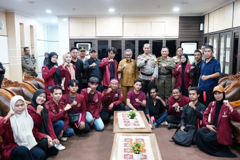 Sekda Batam Jefridin tengah. Foto:Dok/MC pemko Batam