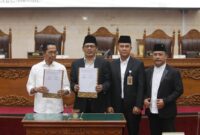 Ketua DPRD Batam Kamaluddin tengah dan Wali Kota Batam Amsakar, Senin (24/3). Foto:Dok/Mc