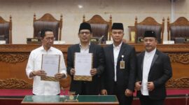 Ketua DPRD Batam Kamaluddin tengah dan Wali Kota Batam Amsakar, Senin (24/3). Foto:Dok/Mc 