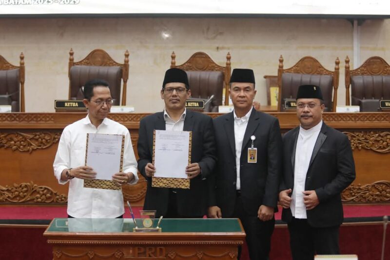 Ketua DPRD Batam Kamaluddin tengah dan Wali Kota Batam Amsakar, Senin (24/3). Foto:Dok/Mc