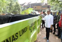 Amsakar saat menyerahkan 40 bin container, Kamis (26/3). Foto:Dok/MC 