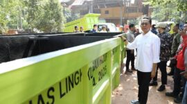 Amsakar saat menyerahkan 40 bin container, Kamis (26/3). Foto:Dok/MC 