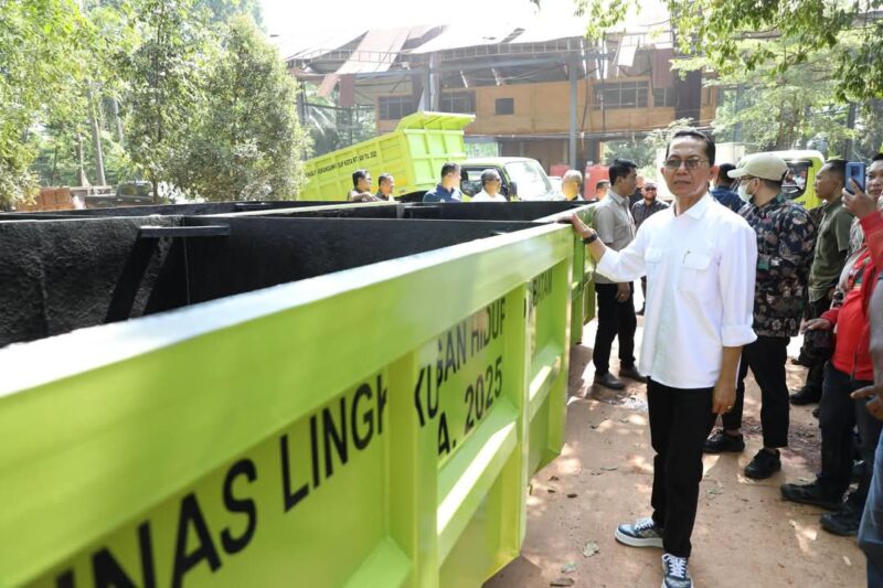 Amsakar saat menyerahkan 40 bin container, Kamis (26/3). Foto:Dok/MC 