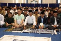 Wali Kota Batam Amsakar Ahmad bersama masyarakat kota Batam melaksanakan Salat Idul Fitri 1446 H di Masjid Agung Raja Hamidah, Senin (31/3/2025). Matapedia6.com/Dok Diskominfo