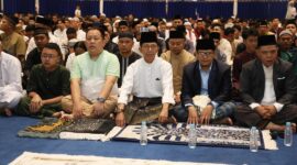 Wali Kota Batam Amsakar Ahmad bersama masyarakat kota Batam melaksanakan Salat Idul Fitri 1446 H di Masjid Agung Raja Hamidah, Senin (31/3/2025). Matapedia6.com/Dok Diskominfo