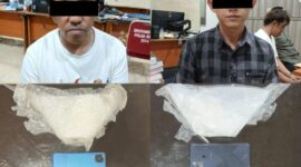 Dua calon penumpang serta barang bukti yang diamankan polisi dari dua pelaku, Rabu (5/2/2025). Matapedia6.com/Dok Humas Polda