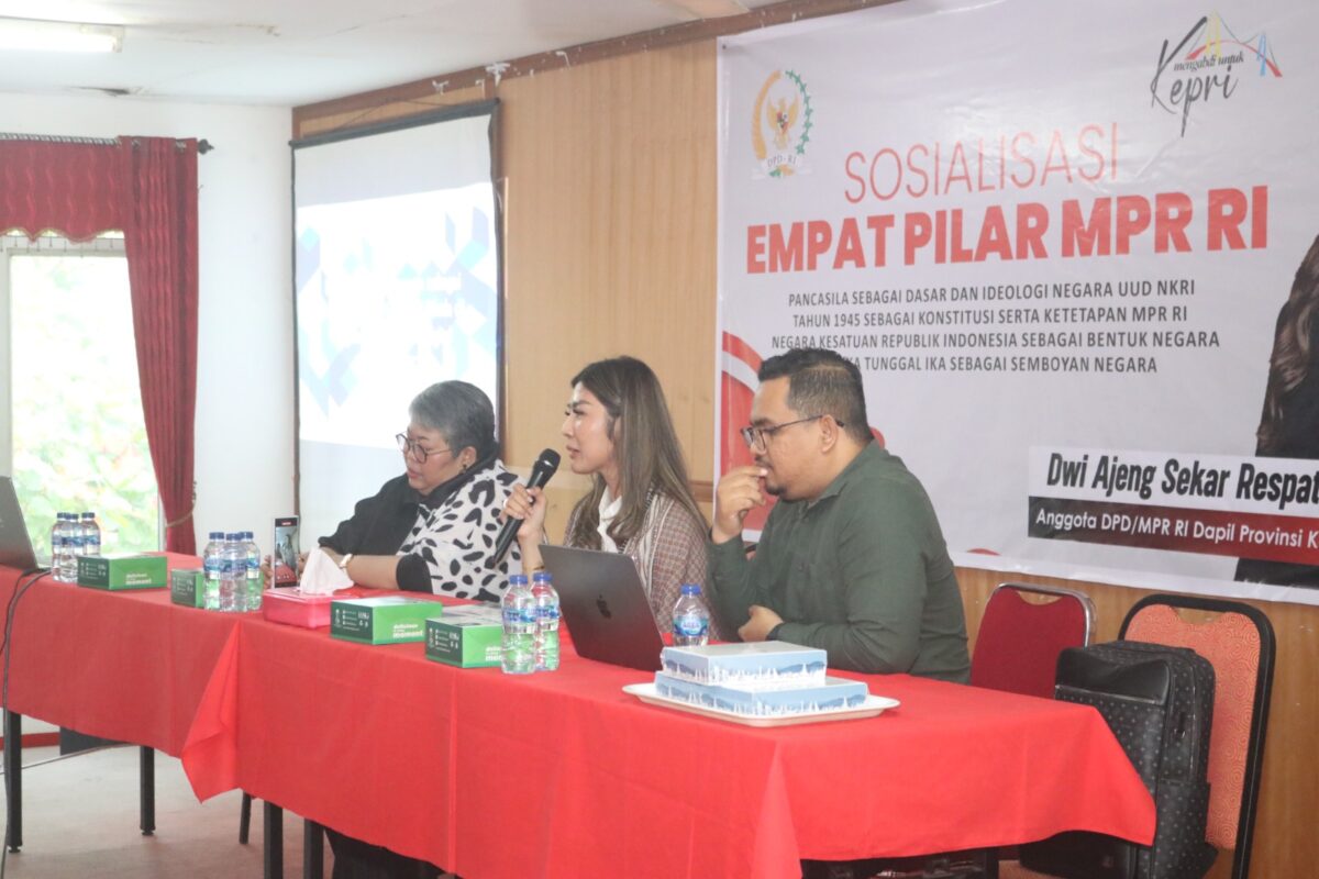 Anggota DPD RI/MPR RI Dwi Ajeng Sekar Respaty saat memberikan kata sambutan  dihadapan masyarakat Batam dalam sosialisasi Empat Pilar MPR RI di Batam Center, Kota Batam, Jumat (28/2/2025). Matapedia6.com/Dok DPD RI