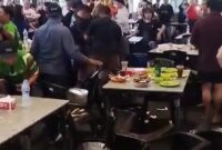 Kondisi food court A2 saat kerusuhan, kursi berantakan dan pengunjung berusaha melarikan diri menghindari amukan sekelompok pria di lokasi, Jumat (28/2/2025). Matapedia6.com/Istimewa