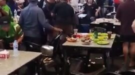 Kondisi food court A2 saat kerusuhan, kursi berantakan dan pengunjung berusaha melarikan diri menghindari amukan sekelompok pria di lokasi, Jumat (28/2/2025). Matapedia6.com/Istimewa