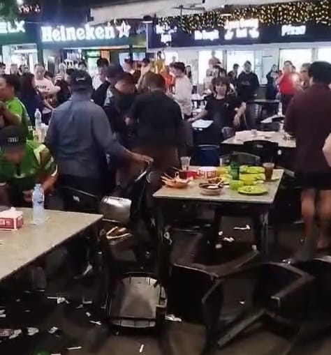 Kondisi food court A2 saat kerusuhan, kursi berantakan dan pengunjung berusaha melarikan diri menghindari amukan sekelompok pria di lokasi, Jumat (28/2/2025). Matapedia6.com/Istimewa