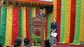 Amsakar dan Li Claudia saat sambutan pertama di DPRD Batam, Senin (3/3). Foto:Dok/Ist