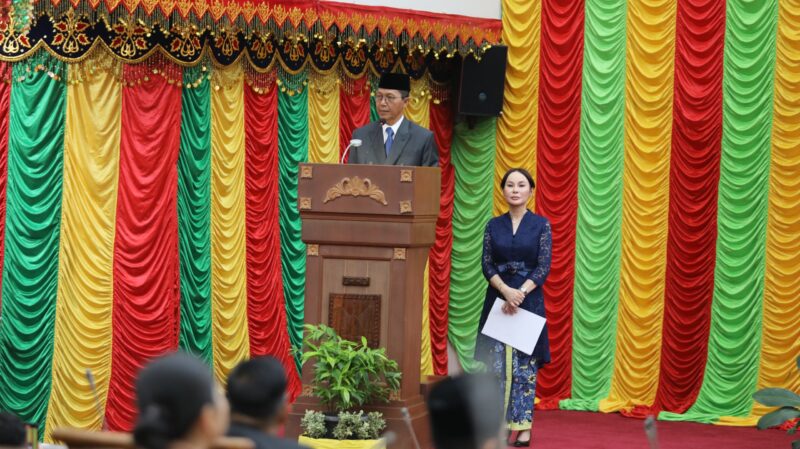 Amsakar dan Li Claudia saat sambutan pertama di DPRD Batam, Senin (3/3). Foto:Dok/Ist