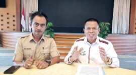Ady Indra Pawennari baju kemeja putih. Foto;Dok/PWI Kepri