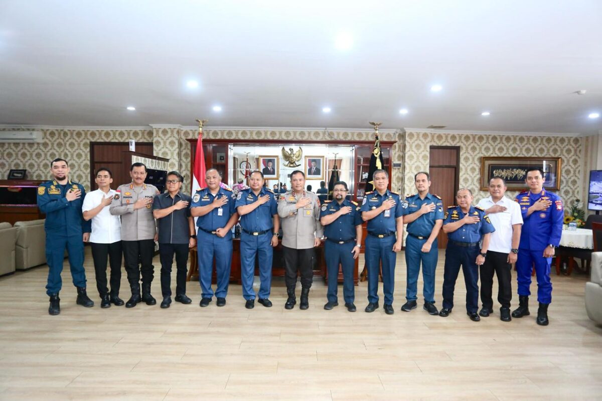 Foto bersama usai pertemuan silaturahmi Kesyahbandaran dan Otoritas Pelabuhan (KSOP) dengan Kapolda Kepri, Selasa (4/3/2025). Matapedia6.com/Dok Humas Polda
