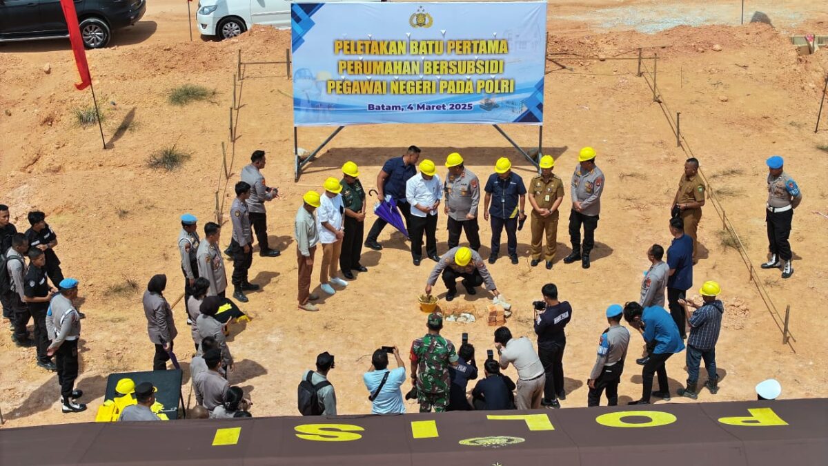 Kapolda Kepri melakukan peletakan batu pertama pembangunan rumah subsidi bagi personel Polri di Kepri, Rabu (5/3/2025). Matapedia6.com/Dok Humas Polda