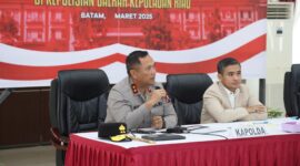 Kapolda Kepri Irjen Pol Asep Syafrudin saat memberikan sambutan di acara silaturahmi dengan Mahkamah Kehormatan Dewan (MKD) DPR RI di Gedung Lancang Kuning (GLK) Polda Kepri pada Rabu (5/3/2025). Matapedia6.com/Dok Humas Polda