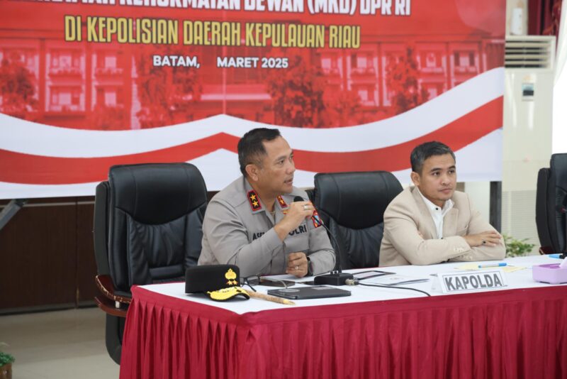 Kapolda Kepri Irjen Pol Asep Syafrudin saat memberikan sambutan di acara silaturahmi dengan Mahkamah Kehormatan Dewan (MKD) DPR RI di Gedung Lancang Kuning (GLK) Polda Kepri pada Rabu (5/3/2025). Matapedia6.com/Dok Humas Polda