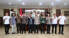 Jajaran PLN Batam bersama Kapolda Kepri Irjen Pol Asep saat audensi, Rabu (5/3). Foto:Dok/Humas Polda