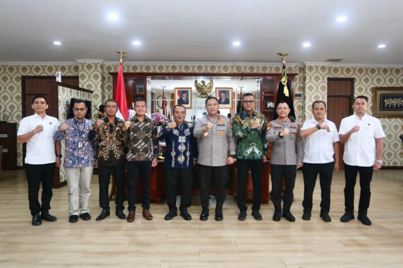 Jajaran PLN Batam bersama Kapolda Kepri Irjen Pol Asep saat audensi, Rabu (5/3). Foto:Dok/Humas Polda