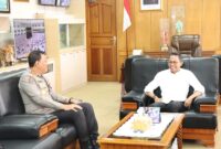Kabid Humas Polda Kepri Kombes Pol Zahwani Pandra Arsyad berdiskusi dengan wali Kota Batam Amsakar Ahmad di kantornya, Kamis (6/3/2025). Matapedia6.com/Dok Humas Polda
