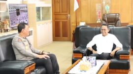 Kabid Humas Polda Kepri Kombes Pol Zahwani Pandra Arsyad berdiskusi dengan wali Kota Batam Amsakar Ahmad di kantornya, Kamis (6/3/2025). Matapedia6.com/Dok Humas Polda