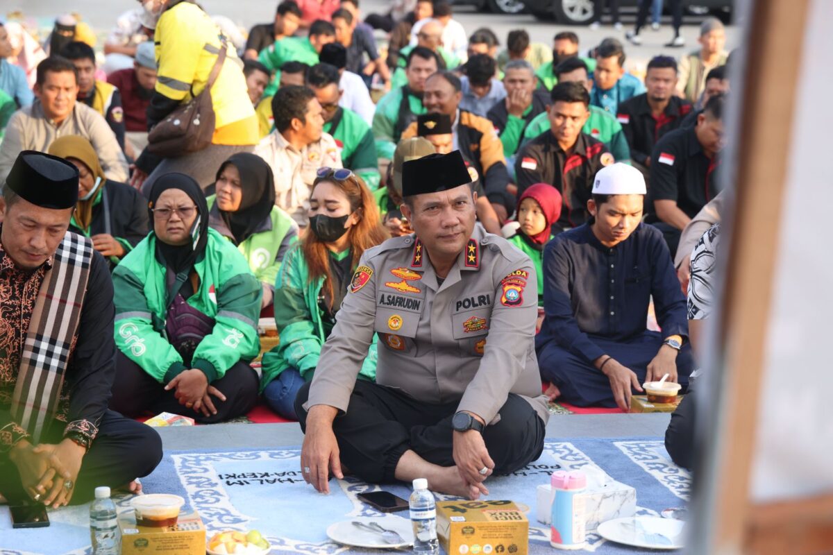 Kapolda Kepri Irjen Pol Asep Syafrudin bersama ratusan mahasiswa dan juga driver ojek online buka bersama di Masjid As-Salam, Jumat (7/3/2025). Matapedia6.com/Dok Humas Polda