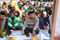 Kapolda Kepri Irjen Pol Asep Syafrudin bersama ratusan mahasiswa dan juga driver ojek online buka bersama di Masjid As-Salam, Jumat (7/3/2025). Matapedia6.com/Dok Humas Polda