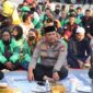 Kapolda Kepri Irjen Pol Asep Syafrudin bersama ratusan mahasiswa dan juga driver ojek online buka bersama di Masjid As-Salam, Jumat (7/3/2025). Matapedia6.com/Dok Humas Polda