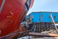 Kapal tanker WM Natuna tabrak rumah warga dan juga pos Polairud Polda Kepri di Pelabuhan Telaga Punggur, Kota Batam, Sabtu (8/3/2025). Matapedia6.com/Dok Polairud