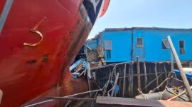 Kapal tanker WM Natuna tabrak rumah warga dan juga pos Polairud Polda Kepri di Pelabuhan Telaga Punggur, Kota Batam, Sabtu (8/3/2025). Matapedia6.com/Dok Polairud
