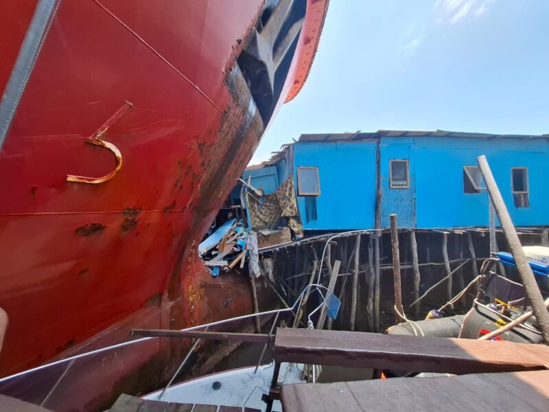 Kapal tanker WM Natuna tabrak rumah warga dan juga pos Polairud Polda Kepri di Pelabuhan Telaga Punggur, Kota Batam, Sabtu (8/3/2025). Matapedia6.com/Dok Polairud
