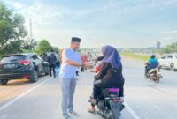 Karutan Batam bagikan takjil kepada masyarakat, Jumat (7/3). Foto:Rutan
