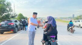 Karutan Batam bagikan takjil kepada masyarakat, Jumat (7/3). Foto:Rutan