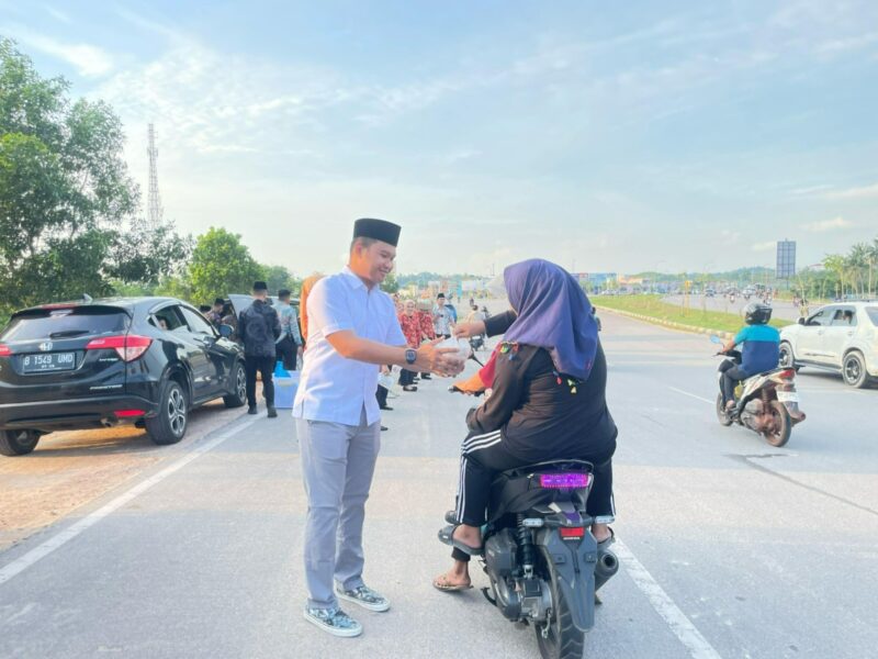 Karutan Batam bagikan takjil kepada masyarakat, Jumat (7/3). Foto:Rutan