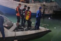 Tim SAR gabungan evakuasi sopir mobil yang terjun ke laut, Sabtu (8/3). Foto;Dok/SAR